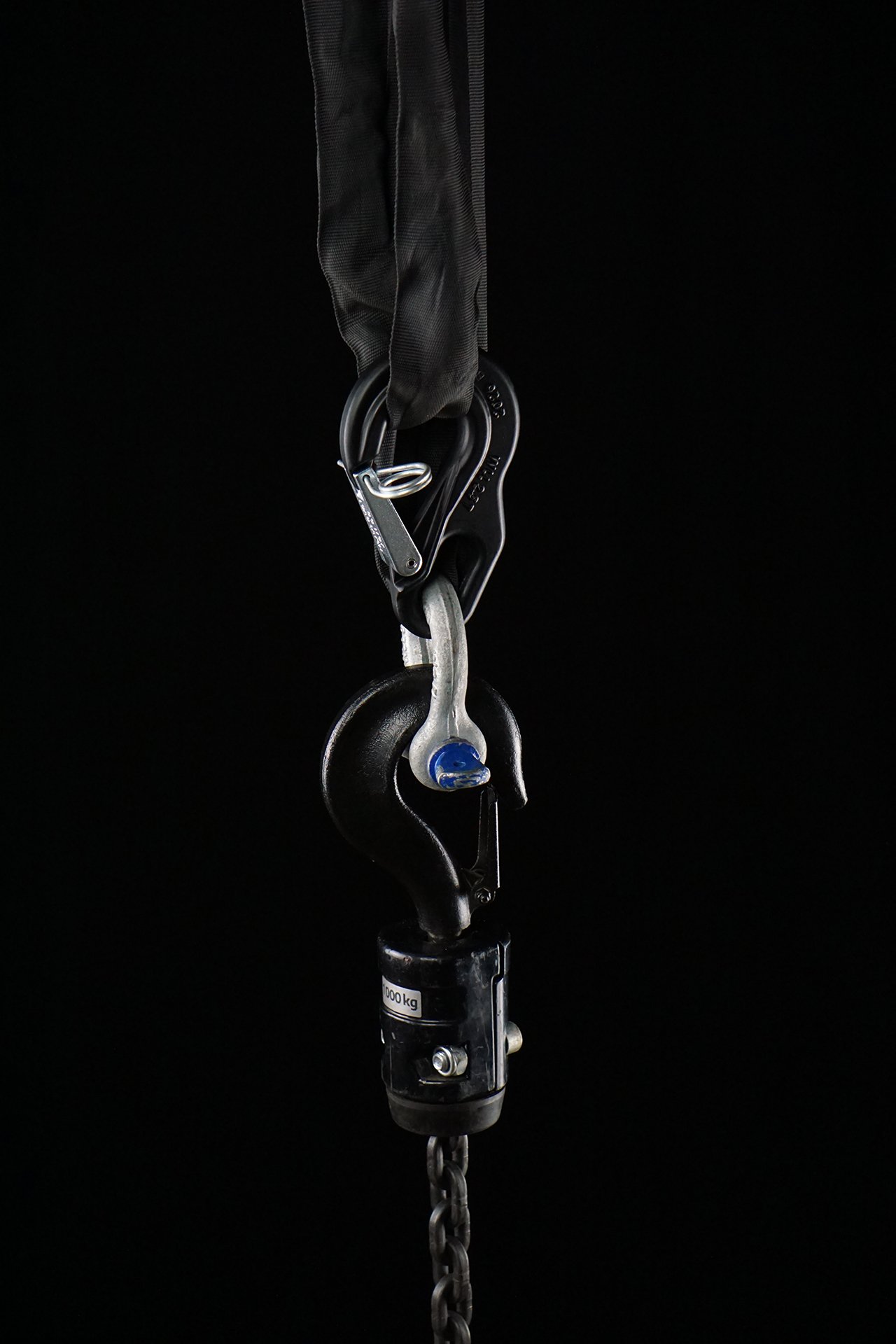 CanXio with round sling, shackle and chain hoist below