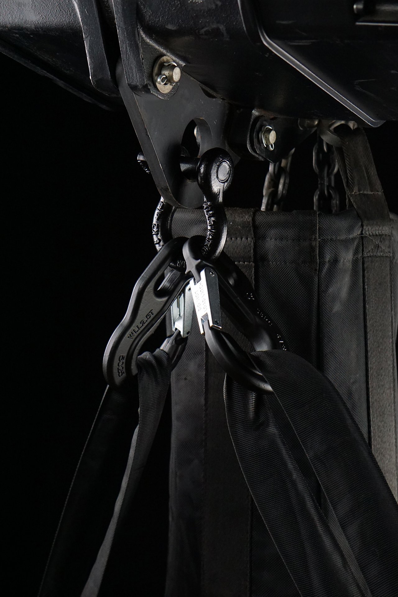Close-up: CanXio with round slings under the chain hoist