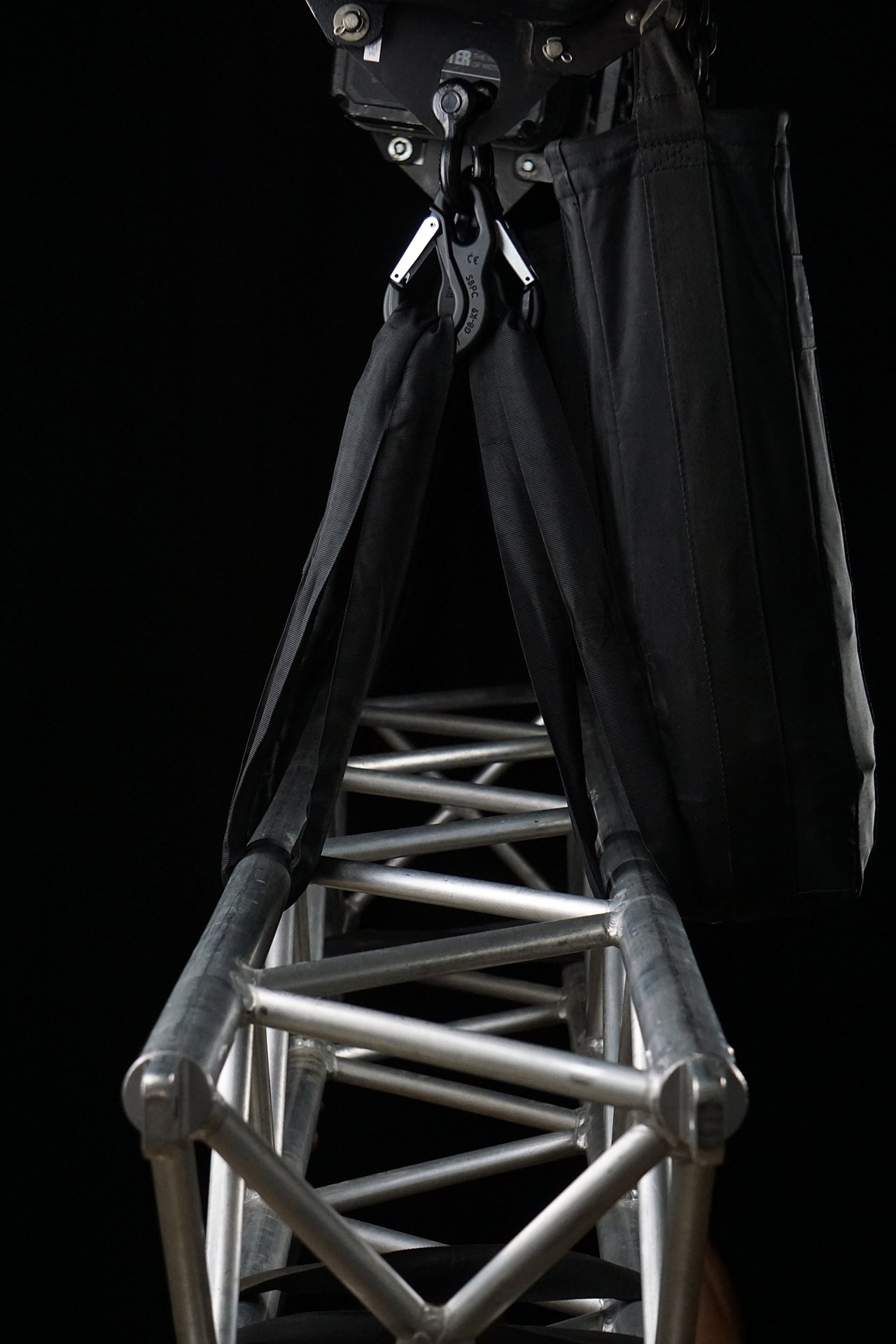 CanXio lifting a truss on round slings