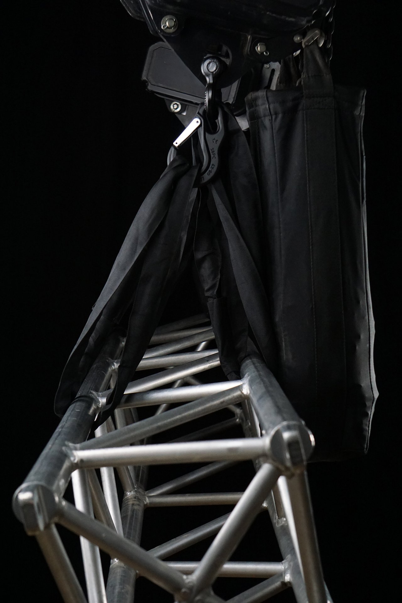 CanXio with truss on round slings, second view